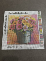 Bunte Blumen im Eimer